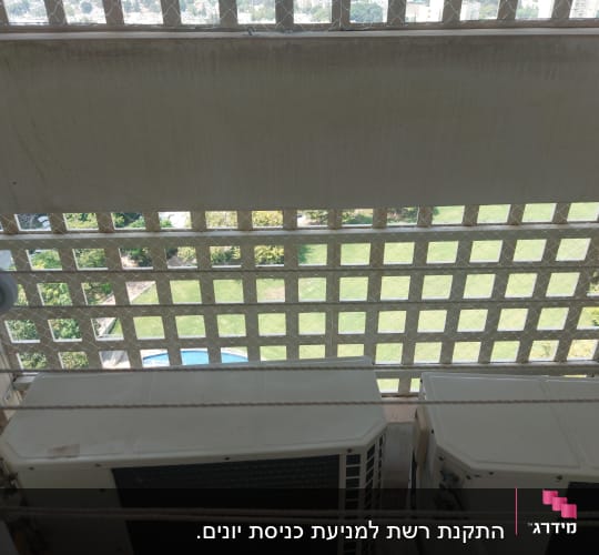 רשת למניעת כניסת יונים על חלון עם מזגנים